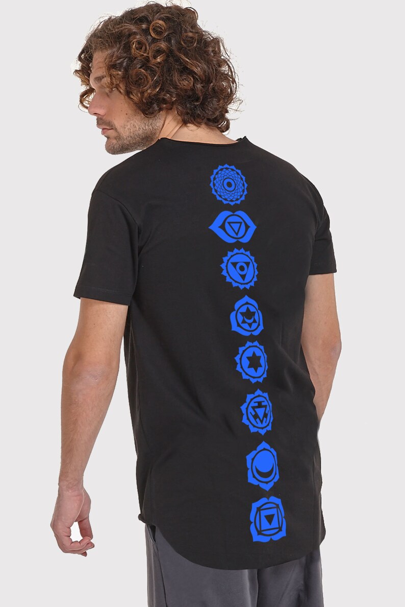 Pode incluir: Camiseta preta de manga comprida com uma fileira vertical de s&iacute;mbolos de chakras azuis impressos nas costas.