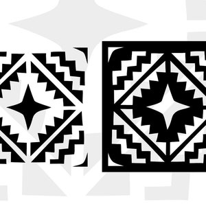 Puede incluir: Dos diseños geométricos en blanco y negro con una estrella en el centro. Los diseños son de forma cuadrada con un patrón de zigzag alrededor del borde.