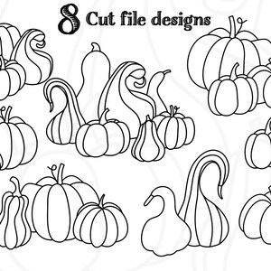 Op de afbeelding: Zwart-wit illustratie van verschillende pompoenen en kalebassen. De afbeelding toont een verscheidenheid aan vormen en maten, met stelen en gebogen halzen. De tekst bovenaan luidt "8 Cut file designs".
