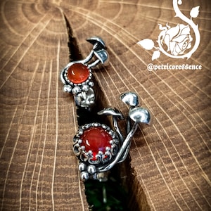Whispering Spores {Esporas susurrantes} sterlingzilveren oorstekers met paddestoelen en carneool