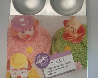 Wilton Vintage Mini-Ball-Kuchenform, Einzelstücke Kuchen, Macht Baseball-Kuchen, Mützen, Mini-Desserts, Unterhaltung. Tortendekorationskerzen.