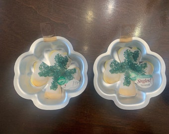 wilton vintage  singles Shamrock  pan set of 2,  5 inch, Dessert cake pan, mini cake pan. Bento box dessert. New