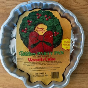 Wreath cake pan, vintage Wilton wreath pan,13 inch aluminum pan