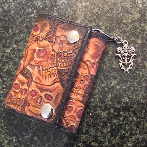 Cartera personalizada con diseño de calavera tallada a mano en tres pliegues
