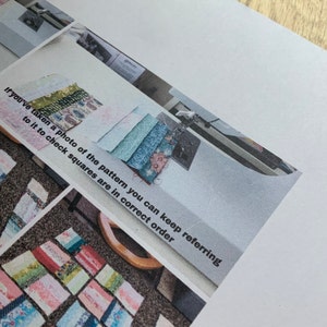 Peut inclure: Gros plan sur un projet de couture avec une note qui dit "Si vous avez pris une photo du motif, vous pouvez continuer &agrave; vous y r&eacute;f&eacute;rer pour v&eacute;rifier que les carr&eacute;s sont dans le bon ordre."