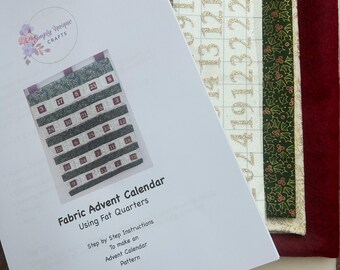 以下が含まれることがあります： 白い説明書が付いた、布製のアドベントカレンダーキット。小冊子には「Fabric Advent Calendar Using Fat Quarters」というテキストと、カレンダーのデザイン例が記載されています。キットには、緑、赤、クリーム色のさまざまな生地が含まれています。