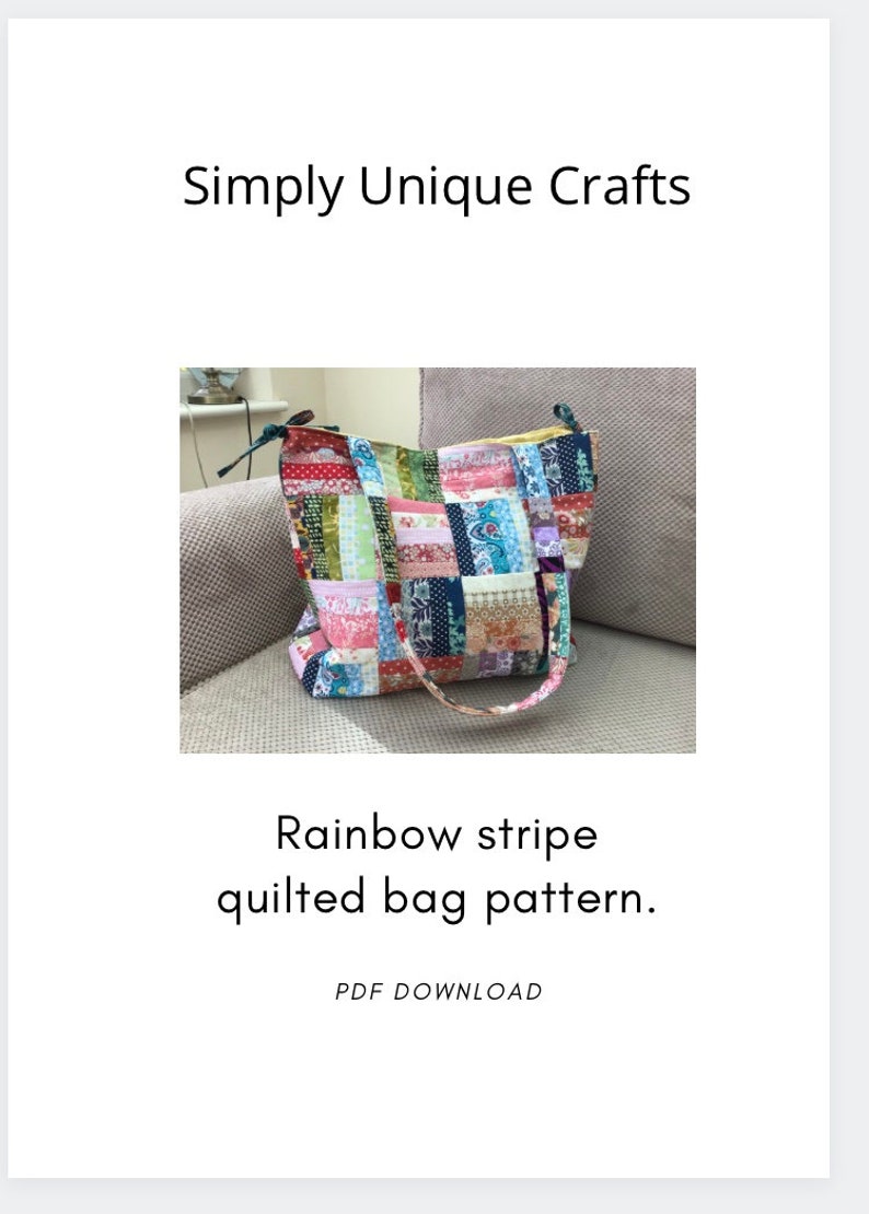 Peut inclure: Un sac fourre-tout matelass&eacute; color&eacute; avec un motif de rayures arc-en-ciel. Le sac a une fermeture &eacute;clair et deux longues lani&egrave;res. Le texte "Simply Unique Crafts" et "Rainbow stripe quilted bag pattern. PDF DOWNLOAD" est visible sur l'image.