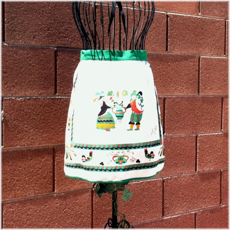 Fits up to size 14 OLD COUNTRY LINEN Apron