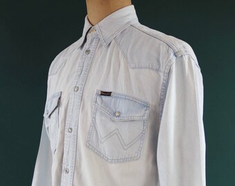 Vintage Wrangler pale blue chambray denim shirt cowboy western 45" chest red tab pearl snap