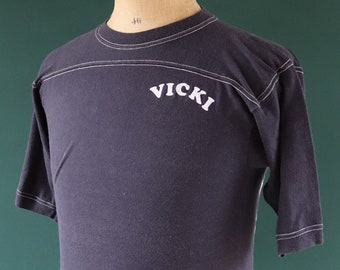 Vintage 1980s 80s navy blue 50/50 Vicki bar tavern pub flock print sports sportswear t shirt 35” chest