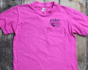 Vintage 1980s 80s hot pink McKevlins surf shop print sports sportswear pocket t shirt 33” chest anniversary