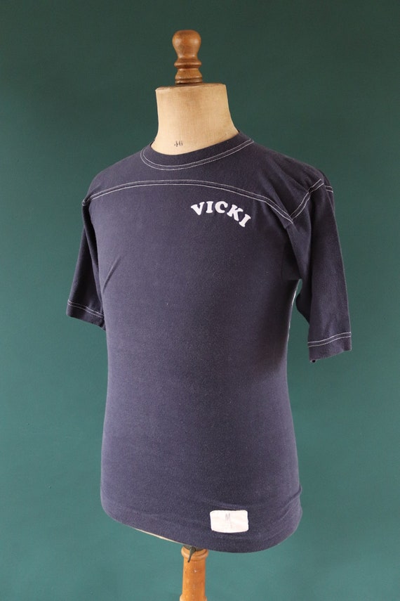 Vintage 1980s 80s navy blue 50/50 Vicki bar tavern pub flock print sports sportswear t shirt 35” chest