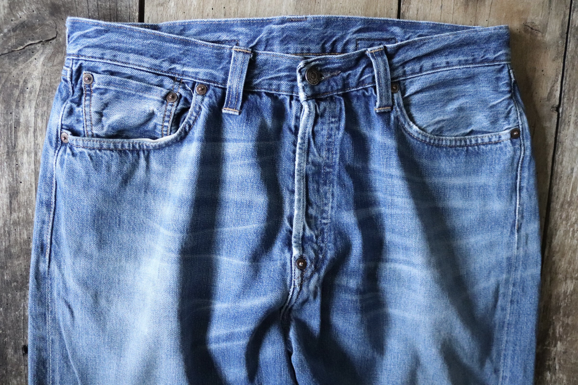 Vintage Levis Levis Strauss LVC 501 501XX indigo blue denim jeans selvedge  big e made in USA 32 x 32 redline selvedge button fly 555