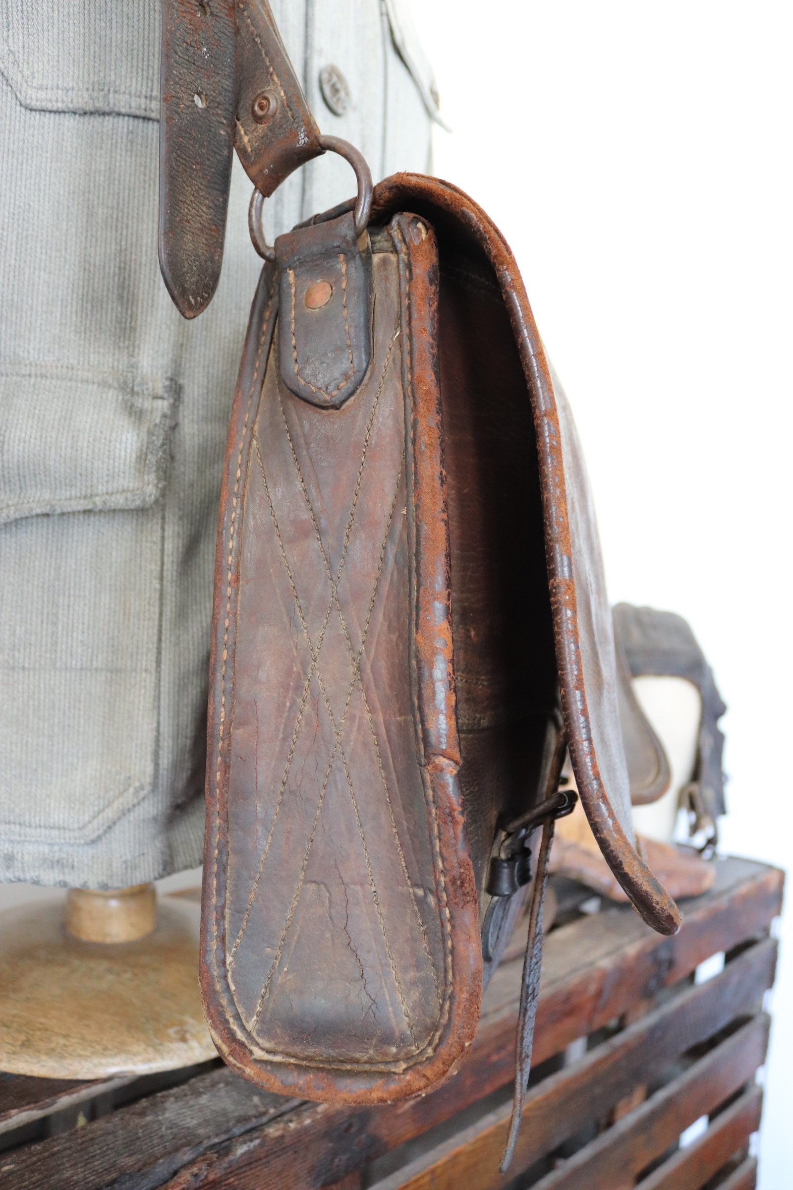 Vintage 1930s 30s french brown leather shoulder cross body post postal