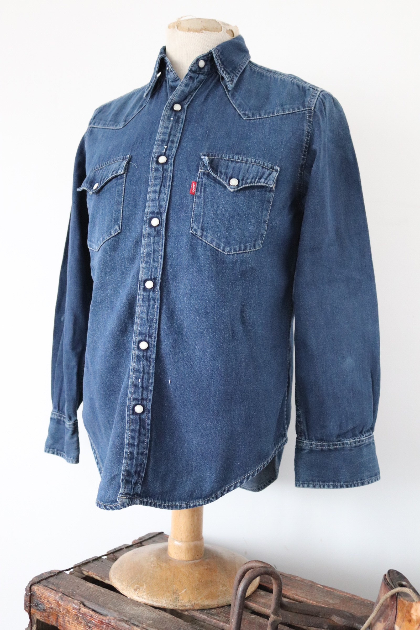 Vintage levis Levis Strauss indigo blue denim shirt cowboy western pearl snap 40 chest red tab