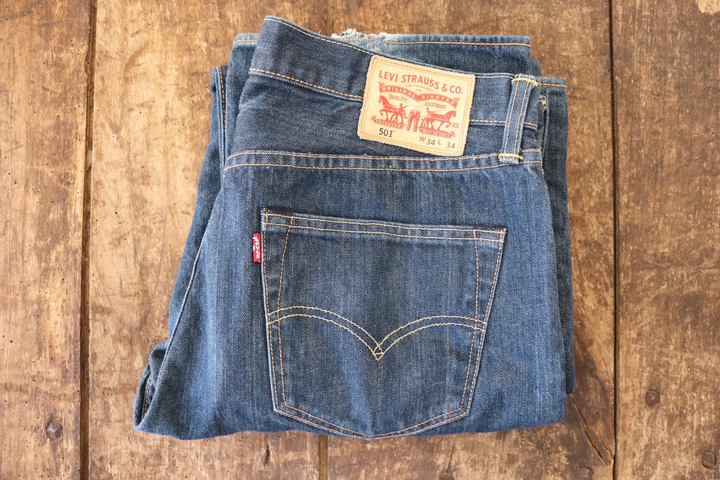 Vintage Levis Strauss indigo blue denim 501 jeans 33 x 34 workwear button  fly small e red tab
