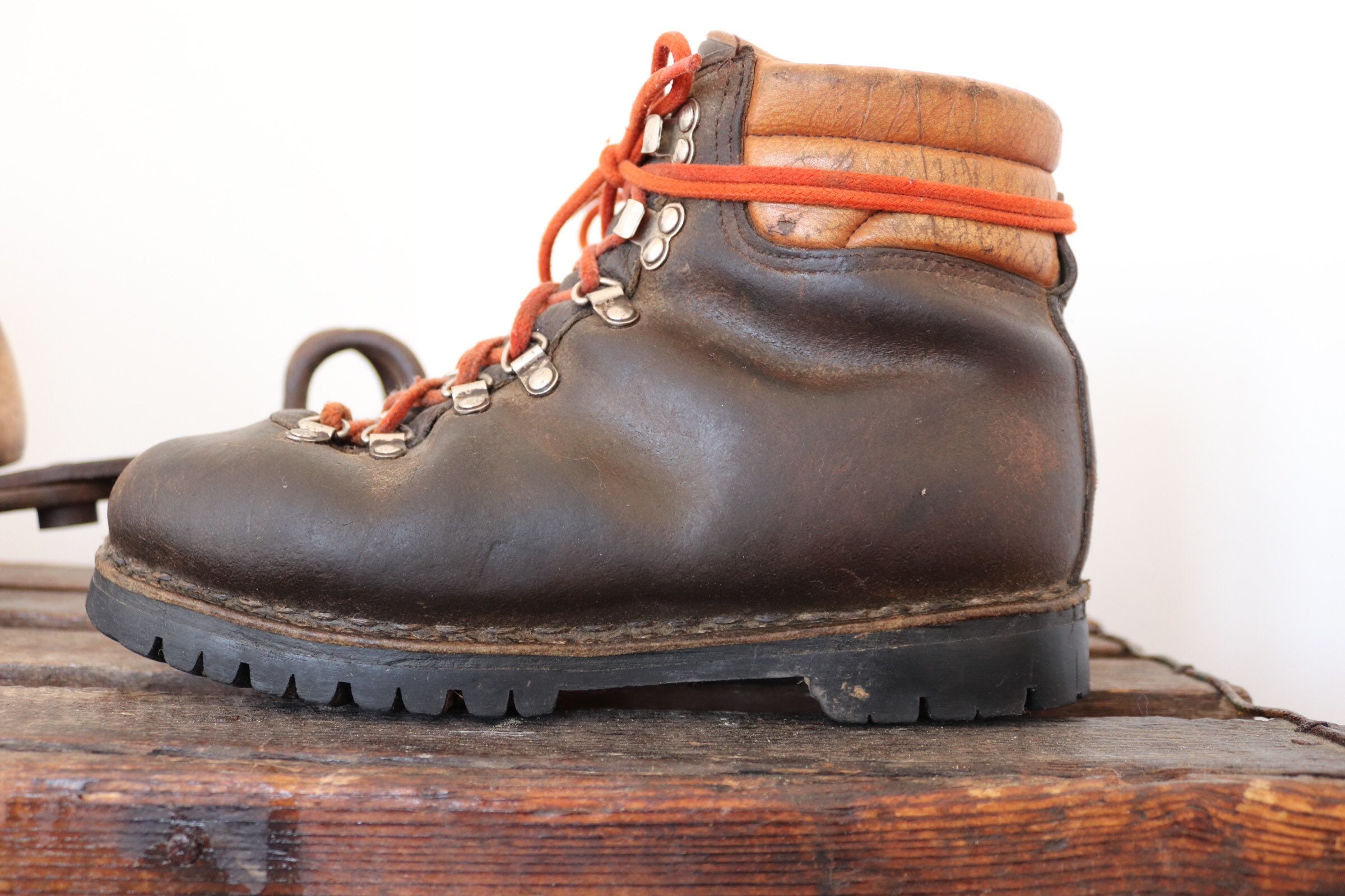 Vintage 1970s 70s brown leather hiking boots made in Italy Vibram soles ...