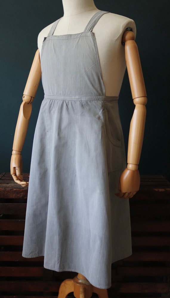 Vintage 1940s 40s 1950s 50s French X back crossover grey apron pinny workwear chore kitchen BBQ garden shopkeeper pocket