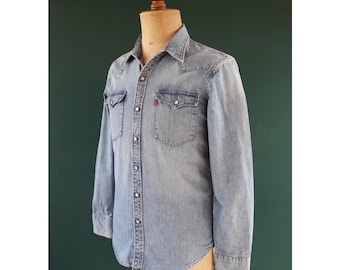Vintage Levis denim cowboy shirt - pearl snap - Western style - 38" chest
