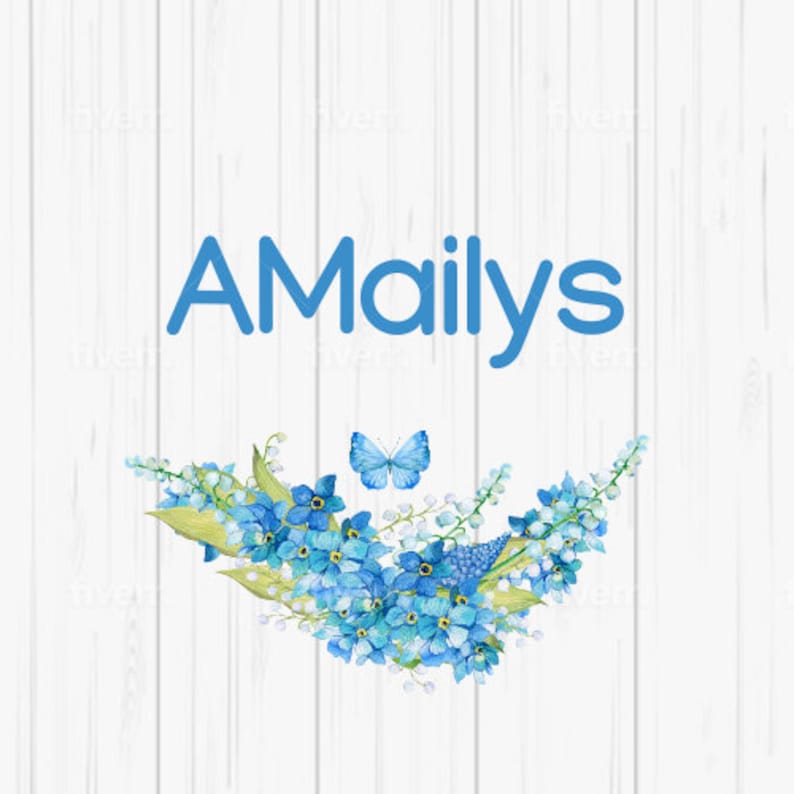 K&ouml;nnte beinhalten: Ein Grafikdesign mit dem blauen Schriftzug AMailys, zentriert &uuml;ber einer Aquarellillustration aus blauen Blumen, gr&uuml;nen Bl&auml;ttern und einem einzelnen blauen Schmetterling. Das Motiv liegt auf einem Hintergrund aus wei&szlig;en Holzplanken.
