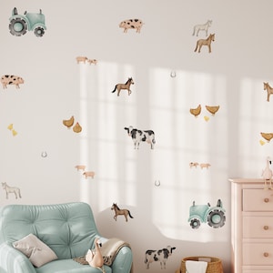 Pode incluir: Um trator azul claro, porcos cor-de-rosa, cavalos castanhos, vacas brancas, galinhas castanhas e um flamingo rosa estão em uma parede branca. A parede é decorada com adesivos de animais de fazenda.