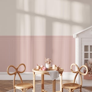 Puede incluir: Una habitaci&oacute;n rosa y blanca con una mesa peque&ntilde;a y dos sillas. La mesa est&aacute; hecha de mimbre y tiene un jarr&oacute;n blanco con flores secas encima. Las sillas tambi&eacute;n est&aacute;n hechas de mimbre y tienen un respaldo en forma de lazo. Hay platos y tazas rosas y blancas sobre la mesa.