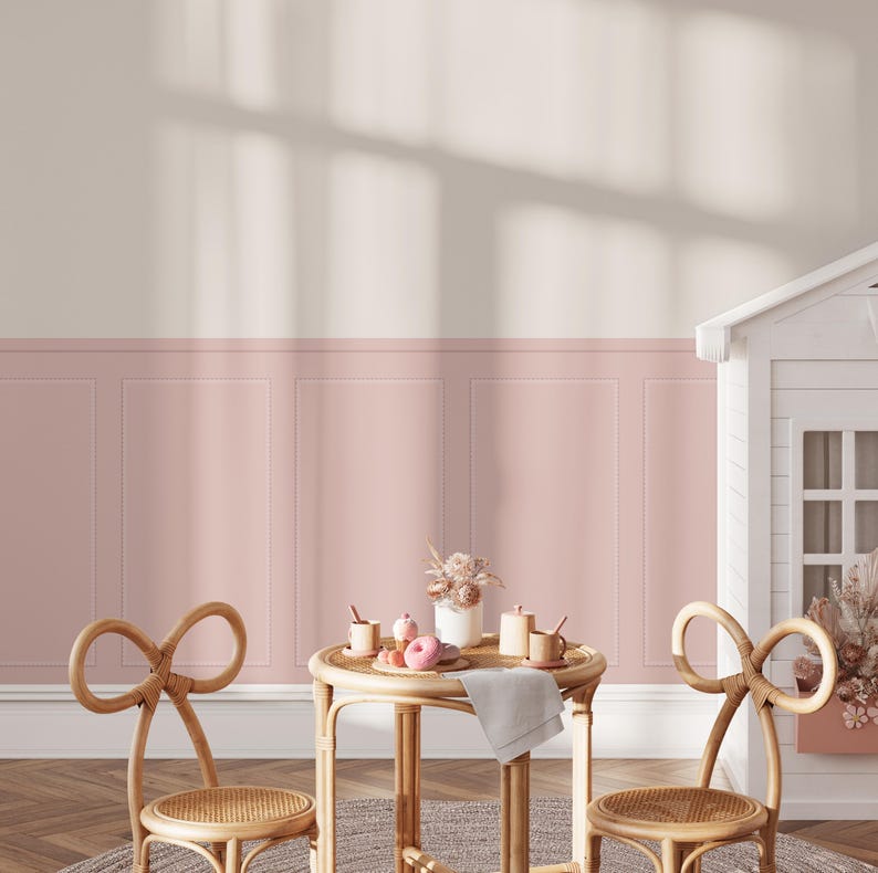 Puede incluir: Una habitaci&oacute;n rosa y blanca con una mesa peque&ntilde;a y dos sillas. La mesa est&aacute; hecha de mimbre y tiene un jarr&oacute;n blanco con flores secas encima. Las sillas tambi&eacute;n est&aacute;n hechas de mimbre y tienen un respaldo en forma de lazo. Hay platos y tazas rosas y blancas sobre la mesa.