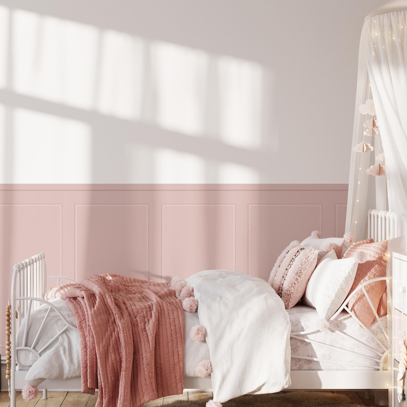 Puede incluir: Una cama con dosel blanco con un juego de cama rosa y blanco. La cama tiene un marco de metal blanco y una cabecera rosa. La ropa de cama incluye un edred&oacute;n blanco, una manta rosa y varias almohadas blancas con ribetes rosas. La cama est&aacute; en una habitaci&oacute;n con paredes rosas y molduras blancas.