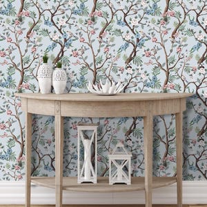 Chinoiserie Tapete abziehen und aufkleben. Vögel. Blüten. Blau. Rosa. Abnehmbare Tapete. Klassisch. Luxus. Designer. Strukturiert. Florale Tapete