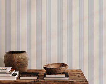 Behang met verticale strepen in kuststijl – Blauw en crèmekleurig gestreept behang voor slaapkamers, kinderkamers en interieurs in landelijke stijl.