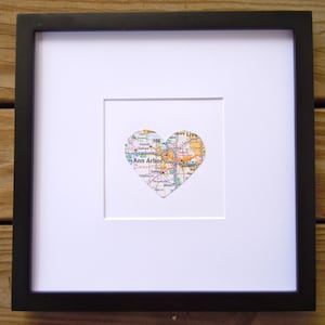 Decoración del mapa del corazón - Mapa enmarcado Corazón - Elija su ciudad - Regalo de boda - Marco de 8x8 pulgadas - Regalo de compromiso - Inauguración de la casa