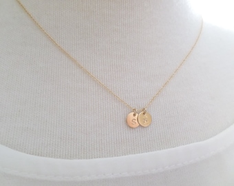 Collar con uno, dos o tres discos iniciales diminutos relleno de oro de 14 quilates: estampado a mano, personalizado, diario, delicado, para hermana, madre, collar en capas