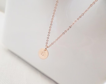 Petit disque un/deux ou trois rempli d'or rose 14 carats avec initiale du collier - Estampée à la main, personnalisée, délicate, simple, de tous les jours, superposition, soeur