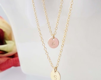 Dos pequeños discos dorados con collar con inicial, collar con inicial de doble hebra: delicado, sencillo, para cumpleaños, bodas y damas de honor.