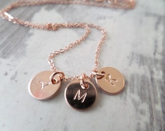 Collar con inicial en uno, dos o tres discos pequeños de oro rosa de 14 quilates: estampado a mano, personalizado, diario, delicado, simple, en capas, para hermanas.