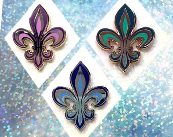 Szpilki emaliowane Fleur De Lis | Szpilka emaliowana z francuską lilią | Szpilki emaliowane | Wiktoriańskie | Gotyckie | Eleganckie