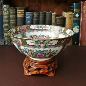 19th c  Chinese Rose Medallion Bowl in Famille Rose Enamels, We Do Combine Shipping