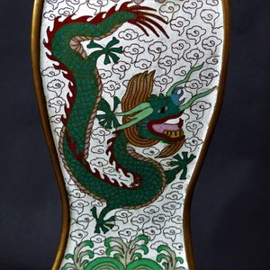K&ouml;nnte beinhalten: Eine wei&szlig;e und goldene Cloisonn&eacute;-Vase mit einem gr&uuml;nen und roten Drachenmotiv. Der Drache ist von wei&szlig;en Wolken und gr&uuml;nen Wellen umgeben.