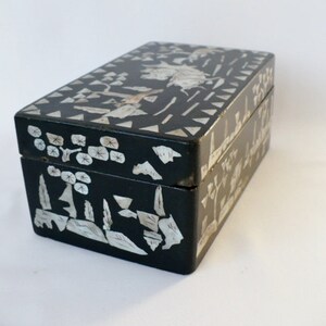 Antike orientalische Pappmaché-Box mit schwarzer Lackierung, M.O.P. Namazu-Dekoration
