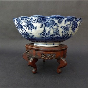 Mitte/Ende 19. Jh. Japanische Schale aus der Meiji-Ära mit blauer Schablonendekoration, tanzende Männer