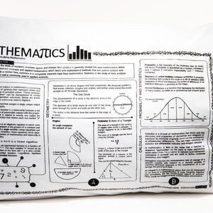 Könnte beinhalten: Ein weißes Kissen mit schwarzem Text und Illustrationen, die grundlegende mathematische Konzepte erklären. Das Kissen enthält Abschnitte über Geometrie, Wahrscheinlichkeit und Statistik sowie Kalkül. Der Text enthält Begriffe wie 'Winkel', 'Umfang', 'Wahrscheinlichkeit' und 'Kalkül'.