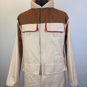 Peut inclure: Ensemble de trois tasses en céramique avec une finition mate et mouchetée. Les tasses sont de couleur crème, gris clair et gris foncé. Chaque tasse a un design simple et minimaliste.