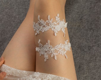 white bridal garter, white lace garter, wedding garter, bride garter,, vintage garter,