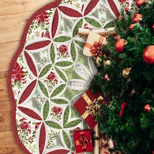 Cathedral Window Christmas Tree Skirt tutorial. PDF download + printable patterns + Video tutorial.