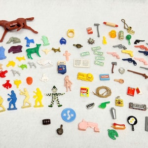 90+ Vintage Crackerjack & Gumball Tin Plastic Small Toys Huge Variety