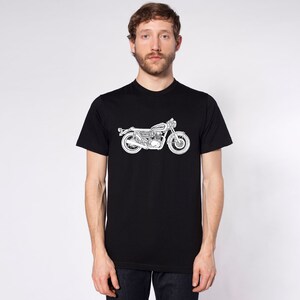 Op de afbeelding: Een zwart T-shirt met een witte omtrek van een motorfiets op de voorkant.