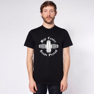 Może przedstawiać: Czarny t-shirt z białym nadrukiem przedstawiającym zabytkowy silnik samochodowy z tekstem "May Cooler Heads Prevail".