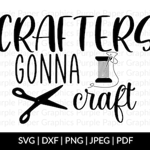 Puede incluir: Diseño gráfico en blanco y negro con el texto "Crafters Gonna Craft" que presenta un par de tijeras y un carrete de hilo con una aguja.