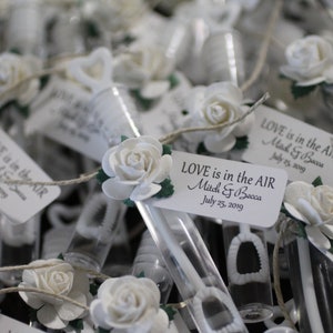 Assembled burbujas de boda, burbuja enviar, varitas de burbujas, detalles de la boda, rosas blancas, el amor está en el aire