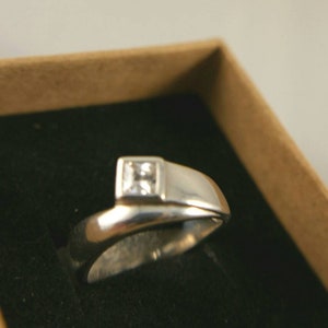 Skandinavischer Stil Sterling Silber Steinring - quadratisch geschliffener Zirkonia-Silberring - Gedrehtes Band Größe 17,5 cm (EU 53).